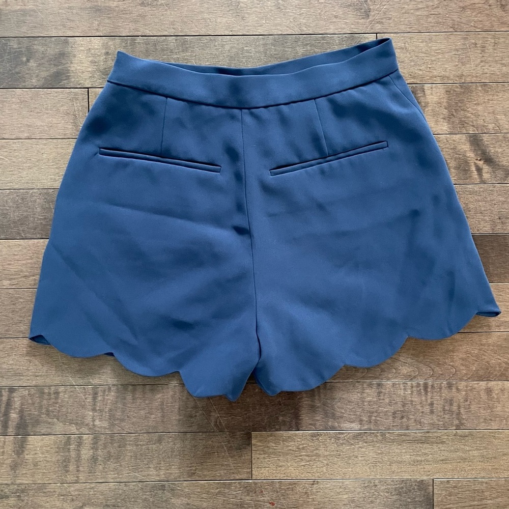 Aritzia Wilfred Scalloped Hem Shorts - Size 4 - Picture 3 of 6